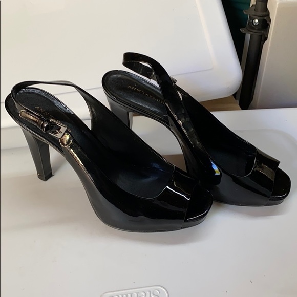 Ann Taylor Heels it comes with the original box. - Picture 2 of 4